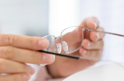 Очки или контактные линзы: что выбрать для повседневной жизни?