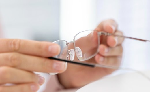 Очки или контактные линзы: что выбрать для повседневной жизни?