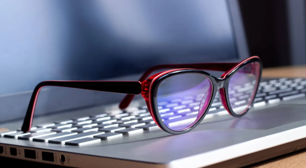 Как выбрать очки для работы за компьютером: советы офтальмолога